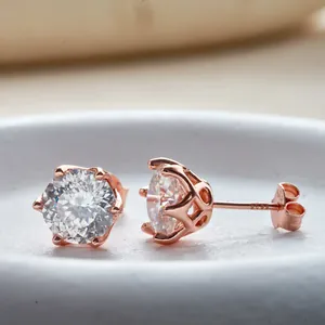 Dettaglio dell'incastonatura a corona in oro rosa S925 con una brillante moissanite rotonda