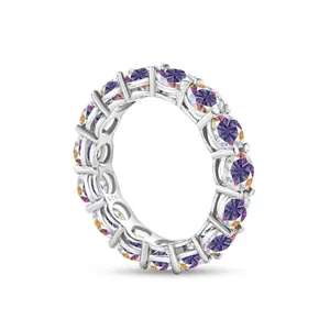 Nahaufnahme der S925 Sterling Silber Eternity Ring mit lila Moissanit Steinen