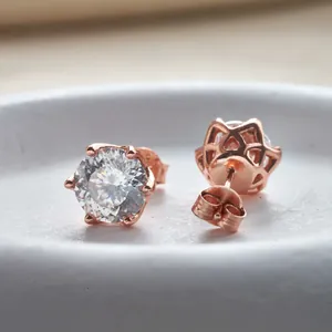 Macro di orecchini a perno in moissanite oro rosa con castone a sei griffe e dettagli fini