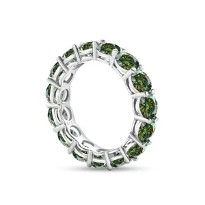 Makroaufnahme von S925 Sterlingsilber Ring mit grünem Moissanit und Vierer-Krappenfassung