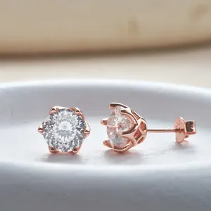 Dettaglio orecchini in argento S925 oro rosa con zirconi rotondi e punzonatura