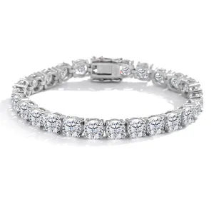 Λεπτομέρεια από πέτρες Moissanite 3mm σε δέσιμο με τέσσερα δόντια σε βραχιόλι τένις S925