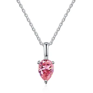 Dettaglio collana in argento s925 con pendente in moissanite rosa 1ct a goccia