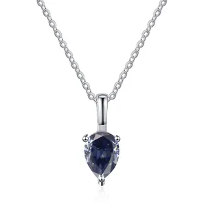 Dettaglio macro di un ciondolo in moissanite blu a goccia da 1 carato in argento S925