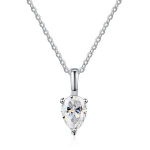 Dettaglio del ciondolo moissanite a goccia da 1 carato con montatura a tre griffe in argento