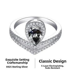 Makro-Detail des S925 Sterlingsilber-Rings in V-Form mit birnenförmigem schwarzem Edelstein