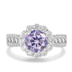 Vista macro dell'anello moissanite viola chiaro con fascia in argento sterling S925