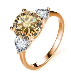 Makro-Detail des 3-Karat Champagner-Moissanit-Rings mit Roségold-Beschichtung und drei Steinen