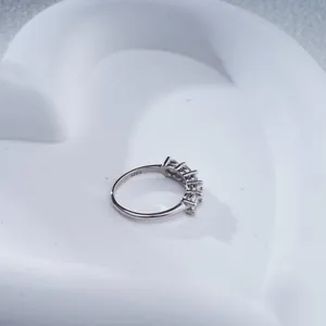 Detailansicht des S925 Silberstempels und des funkelnden 5-Stein Moissanit-Ring-Designs