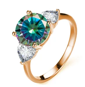 Makroansicht 3kt Moissanit Ring mit herzförmigen Seitensteinen in Roségold-Finish