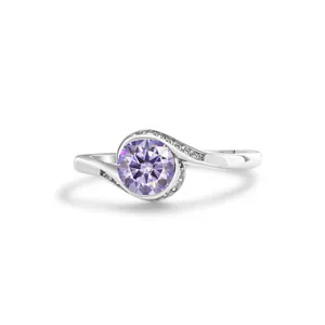 Dettaglio del marchio S925 su anello in argento con moissanite viola e design a vortice