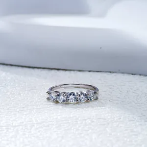Makroansicht des 1,5-Karat-Moissanit-Rings mit 5 Steinen und silberner Krappenfassung