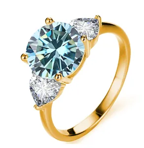 Detail eines 925er Silberrings mit blauem 3 Karat Stein und herzförmigen Edelsteinen