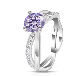 Dettaglio macro dell'anello in argento S925 con timbro interno e pietra viola chiaro