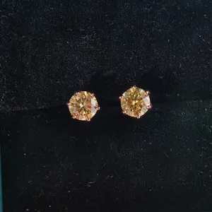 Μακροφωτογραφία σκουλαρίκια moissanite σαμπανιζέ με βάση έξι δοντιών σε ροζ χρυσό