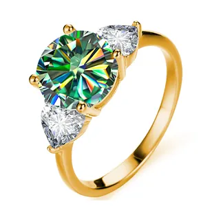 Makroaufnahme des 3ct Moissanit Rings mit Herz-Seitensteinen auf einem vergoldeten Ring