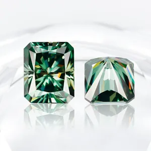 Macro-opname van twee radiant geslepen moissanite stenen in diep smaragdgroen