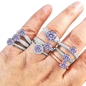 Anelli in moissanite viola chiaro in argento S925 presentati sulle dita