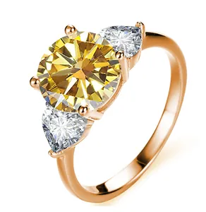 Detail eines 3-Karat gelben Moissanit-Rings mit weißen Herz-Diamanten in Roségold