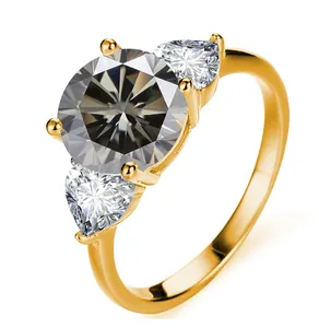 Makroansicht eines Goldrings mit grauem Edelstein und herzförmigen Seitensteinen