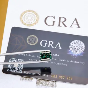 Macro-opname van Radiant geslepen groene moissaniet met pincet en GRA-certificaat