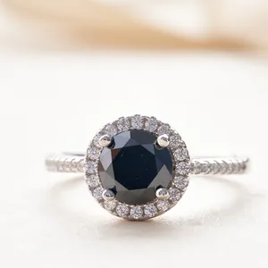 Macro-opname van een 925 zilveren ring met ronde zwarte steen en pavé gezette diamanten