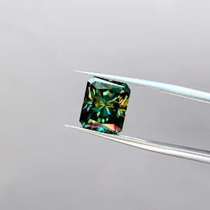 Macro-opname van Radiant geslepen groene Moissanite in een pincet met schitterend vuur