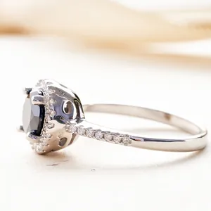 Detailopname van zwarte moissanite ring in S925 zilver met halo micro-pave zetting