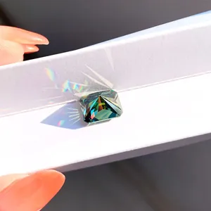 Macro-opname van blauwgroene moissaniet in Radiant slijpvorm met regenboogschittering