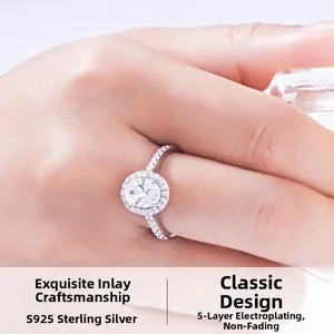Detail eines 1,5-Karat-Moissanit-Rings aus 925er Silber mit Halo-Fassung und Überzug