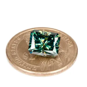Groene Radiant geslepen moissaniet naast een 1 dollarmunt voor een groottevergelijking