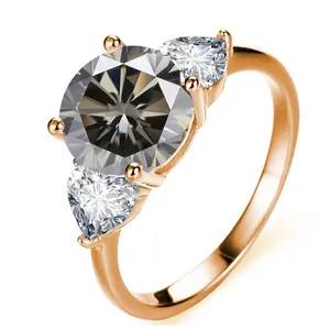 Luxuriöser Ring aus 925er Sterlingsilber mit 3 Karat grauem Moissanit und Birnensteinen