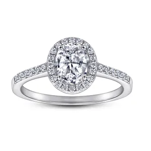 Makro-Detail von 1,5 ct ovalem Moissanit-Ring mit Halo-Fassung und 925er Silberband