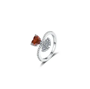 Makroaufnahme von Silberring mit herzförmigem rotem Edelstein und Diamantbesatz