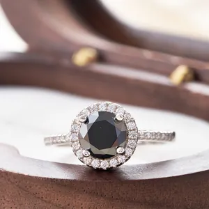Macro-opname van halo-ring met zwarte moissaniet, ronde slijpvorm en zilveren pavéband