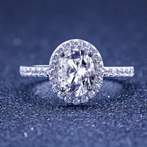 Makroaufnahme von 1,5ct ovalem Moissanit-Ring mit Halo-Fassung auf dunkelblau
