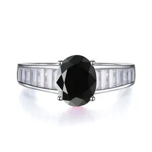 Détail d'une bague avec pierre noire ovale et diamants latéraux de coupe baguette sur argent