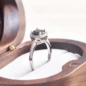 Macro-opname van de S925 zilveren ring met stempel en de zwarte moissanite steen
