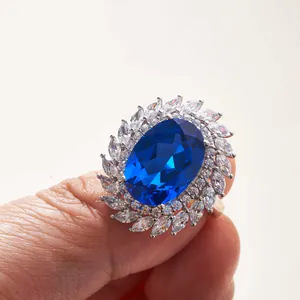 Makro-Detail des königsblauen Edelsteinrings mit funkelnder Diamant-Halo-Fassung