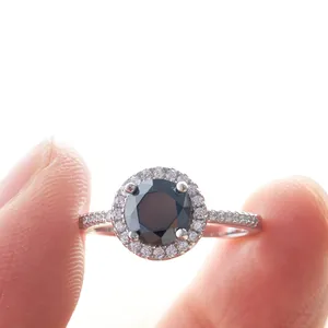 Detail van s925 zilveren halo ring met ronde zwarte moissaniet en pavé-accenten