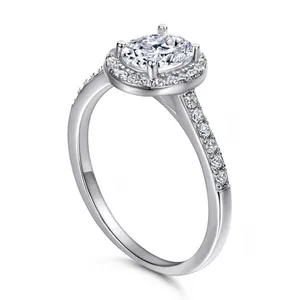 Klassischer 1,5ct ovaler Moissanit-Ring mit Halo-Design und Pavé-Besatz auf 925 Silber