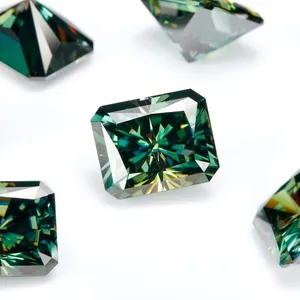 Radiant geslepen diep blauwgroene moissaniet edelsteen met smaragdgroene glans