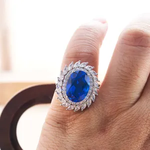 Nahaufnahme S925 Silberring mit 8ct königsblauem Stein und doppeltem Kristallkranz