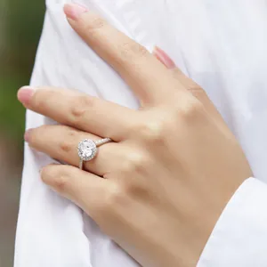 Klassischer 1,5ct Moissanit-Ring aus 925er Silber mit Halo-Fassung am Finger