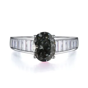 Macro d'une bague en moissanite grise ovale avec pierres baguettes sur anneau argent