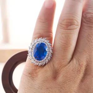 Makroansicht des königsblauen Edelsteinrings mit doppellagigem Marquise-Halo-Effekt