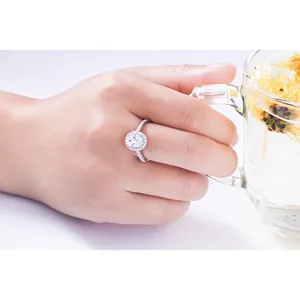 Eleganter 1,5-Karat-Ring aus 925er Silber mit Moissanit-Ovalschliff an einer Hand