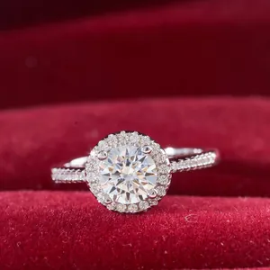 Macro-opname van een zwarte moissanite ring in S925 zilver op rood fluweel