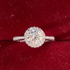 Macro-opname van een halo-ring met zwarte moissanite en pavé-band op rood fluweel