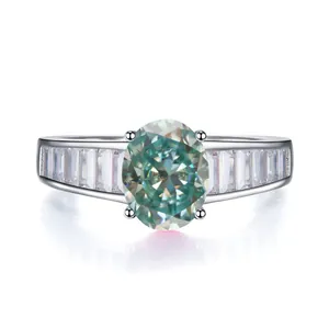 Bague en argent avec moissanite ovale 2ct et pierres latérales taille baguette